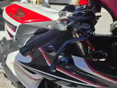 Honda CBR 1000RR 2008 - 7000 EUR, 31303 km - AUTO.MOTO.pt - 31303km - foto 5 de 12