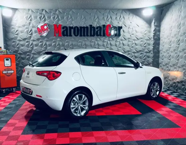Alfa Romeo Giulietta 2012 - 13750 EUR, 119336 km - AUTO.MOTO.pt - 119336km - foto 9 de 35