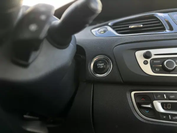 Renault Grand Scénic 2015 - 7990 EUR, 242000 km - AUTO.MOTO.pt - 242000km - foto 39 de 42
