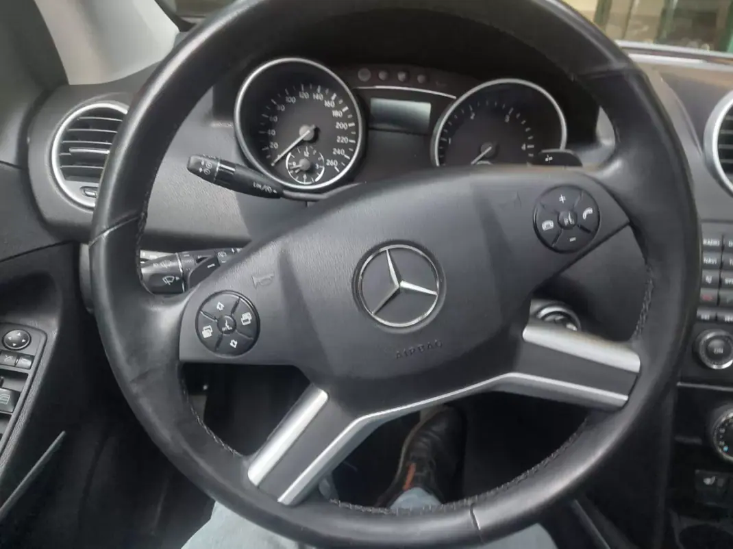 Mercedes-Benz ML 350 2010 - 15900 EUR, 220100 km - AUTO.MOTO.pt - 220100km - foto 9 de 18