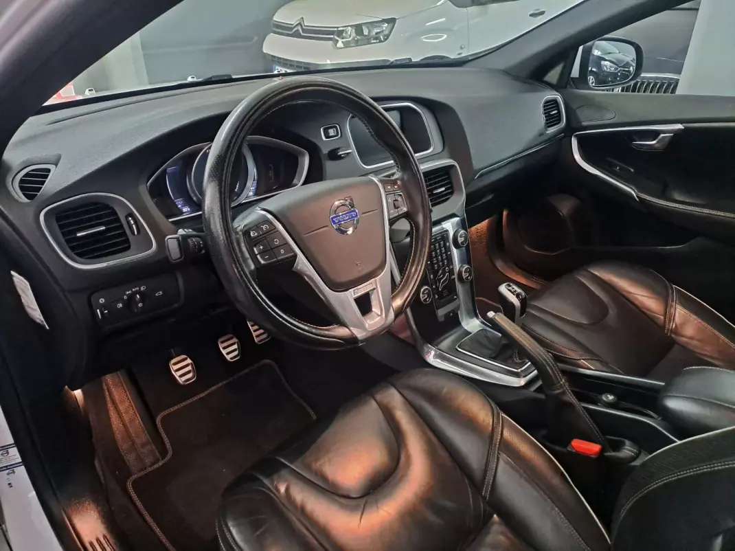 Volvo V40 2015 - 12990 EUR, 179950 km - AUTO.MOTO.pt - 179950km - foto 8 de 29