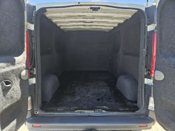 Opel Vivaro 2012 - 10500 EUR, 206000 km - AUTO.MOTO.pt - 206000km - foto 5 de 10
