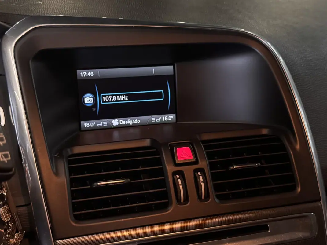 Volvo XC 60 2012 - 16990 EUR, 201000 km - AUTO.MOTO.pt - 201000km - foto 27 de 35