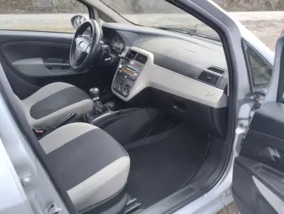 Fiat Grande Punto 2006 - 2750 EUR, 210000 km - AUTO.MOTO.pt - 210000km - foto 9 de 20