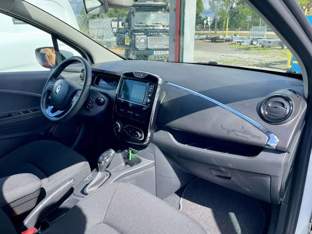 Renault Zoe 2019 - 12750 EUR, 46662 km - AUTO.MOTO.pt - 46662km - foto 26 de 32