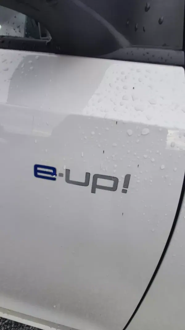 Volkswagen e-Up! 2020 - 11998 EUR, 0 km - AUTO.MOTO.pt - foto 7 de 23