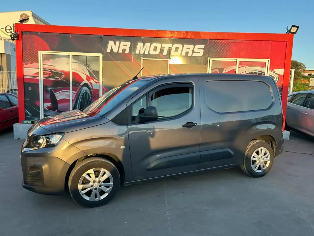 Peugeot PARTNER GIRAFON 2020 - 12990 EUR, 80000 km - AUTO.MOTO.pt - 80000km - foto 1 de 16