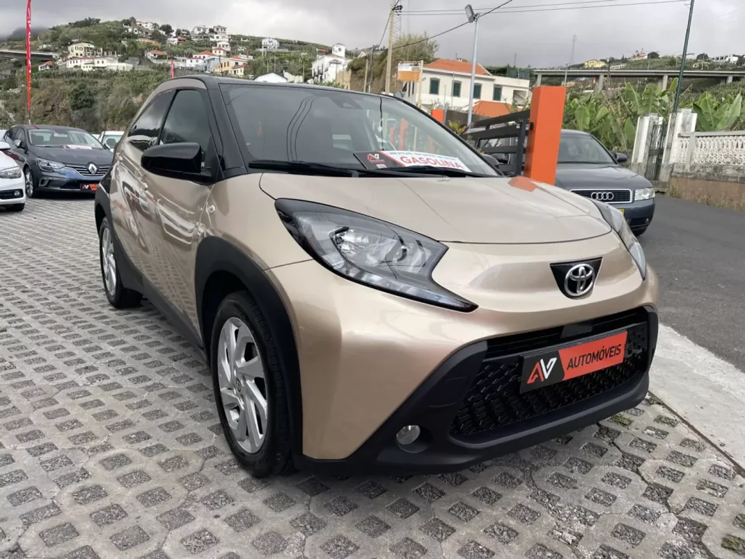 Toyota Aygo 2023 - 18950 EUR, 51990 km - AUTO.MOTO.pt - 51990km - foto 1 de 12