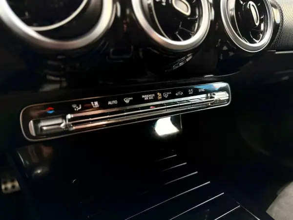 Mercedes-Benz CLA 180 2019 - 29950 EUR, 73000 km - AUTO.MOTO.pt - 73000km - foto 24 de 33