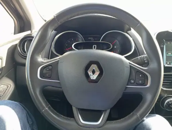 Renault Clio Sport Tourer 2019 - 9999 EUR, 186806 km - AUTO.MOTO.pt - 186806km - foto 18 de 29