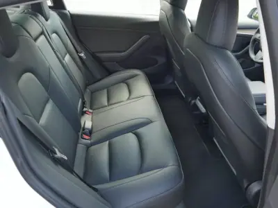 Tesla Model 3 2022 - 29450 EUR, 73183 km - AUTO.MOTO.pt - 73183km - foto 7 de 9