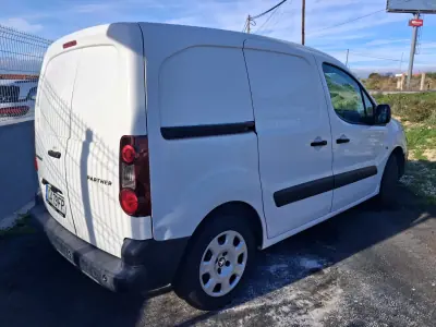 Peugeot Partner 2018 - 10900 EUR, 170000 km - AUTO.MOTO.pt - 170000km - foto 3 de 3