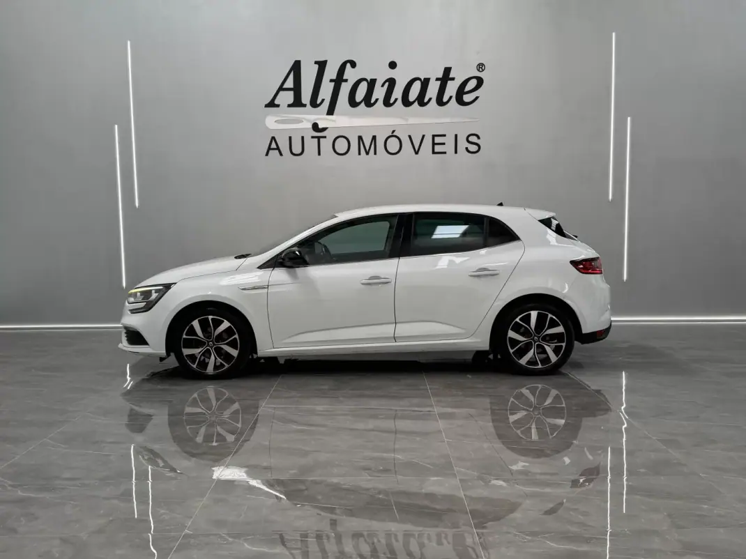 Renault Mégane 2019 - 15990 EUR, 124000 km - AUTO.MOTO.pt - 124000km - foto 4 de 11