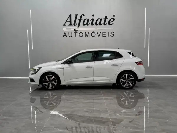 Renault Mégane 2019 - 15990 EUR, 124000 km - AUTO.MOTO.pt - 124000km - foto 4 de 11
