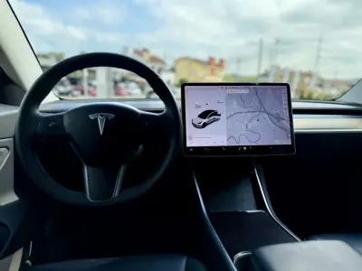 Tesla Model 3 2020 - 27950 EUR, 97000 km - AUTO.MOTO.pt - 97000km - foto 17 de 26