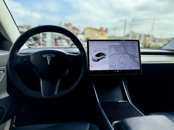 Tesla Model 3 2020 - 27950 EUR, 97000 km - AUTO.MOTO.pt - 97000km - foto 17 de 26