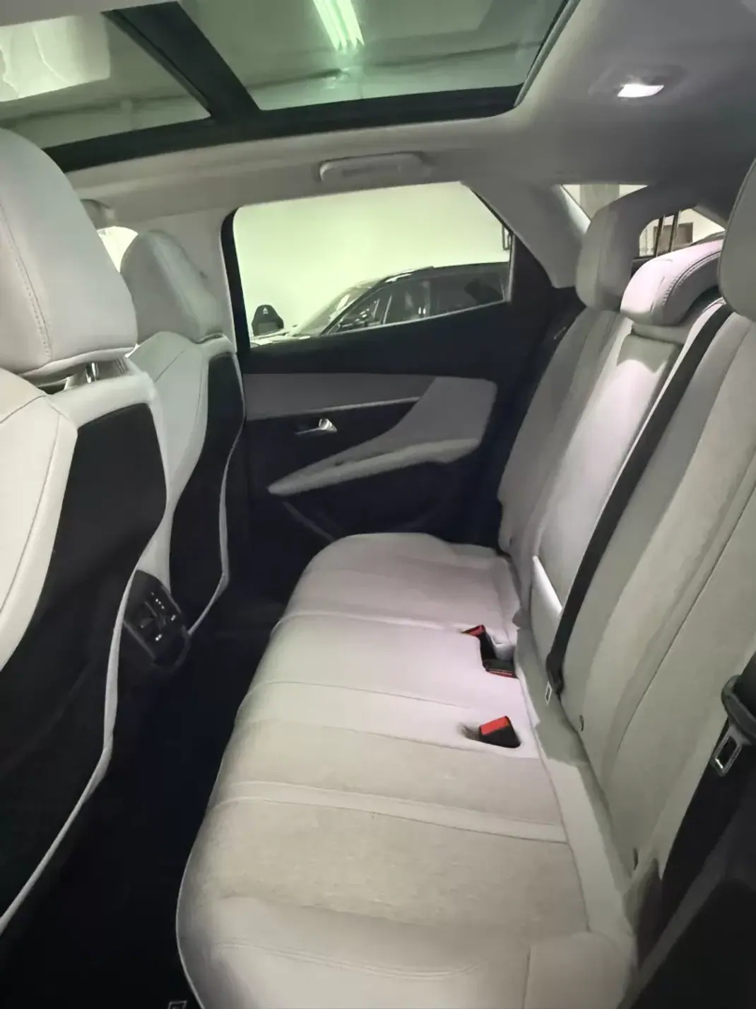 Peugeot 3008 2018 - 17900 EUR, 140000 km - AUTO.MOTO.pt - 140000km - foto 8 de 11