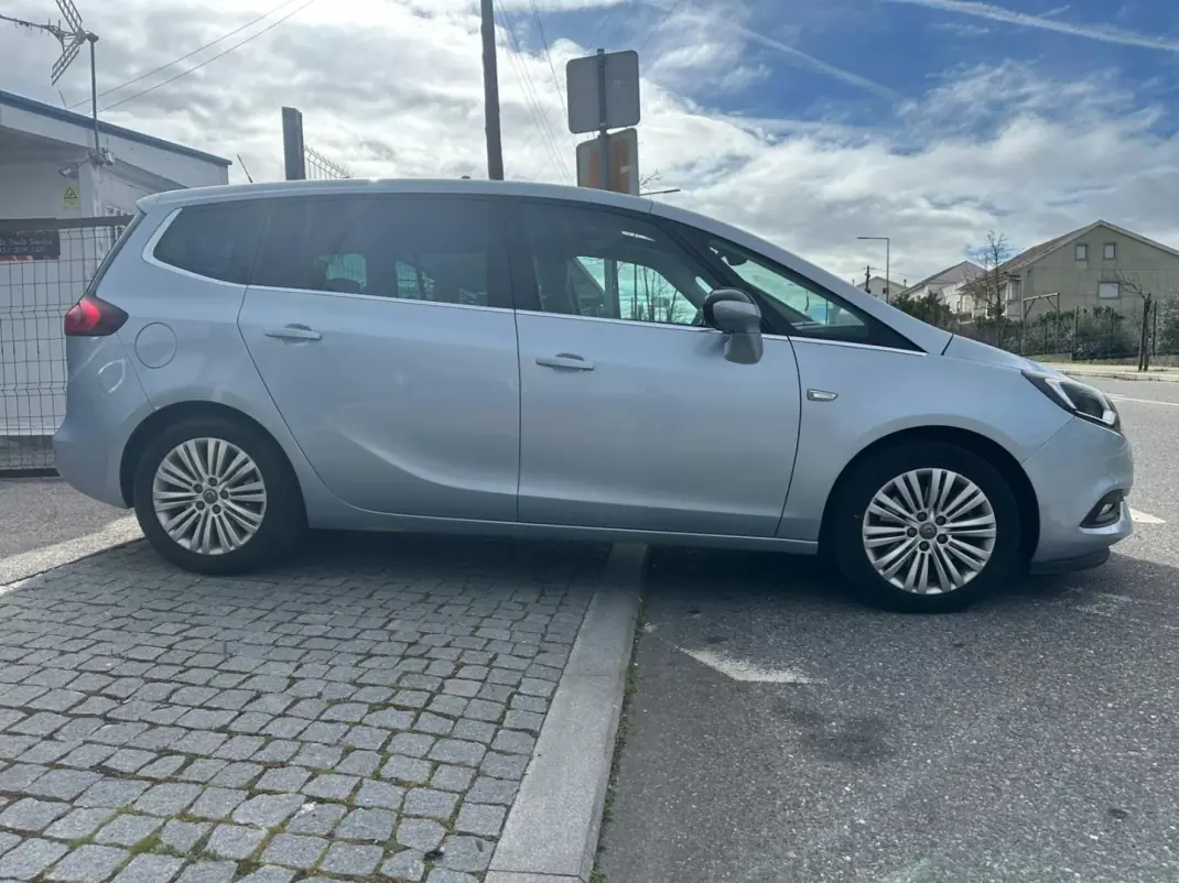 Opel Zafira 2018 - 13900 EUR, 128674 km - AUTO.MOTO.pt - 128674km - foto 10 de 36