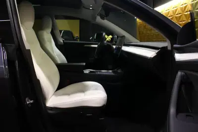 Tesla Model Y 2021 - 32240 EUR, 132000 km - AUTO.MOTO.pt - 132000km - foto 18 de 38