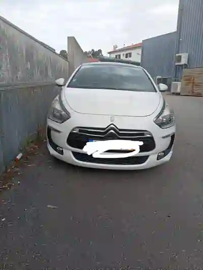 DS DS5 2012 - 7950 EUR, 229950 km - foto 2 de 8