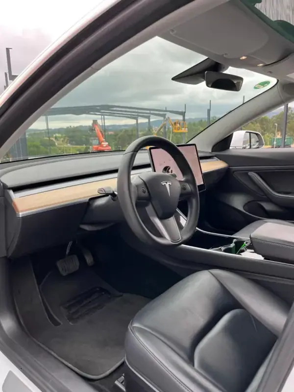 Tesla Model 3 2020 - 23000 EUR, 81000 km - AUTO.MOTO.pt - 81000km - foto 9 de 17