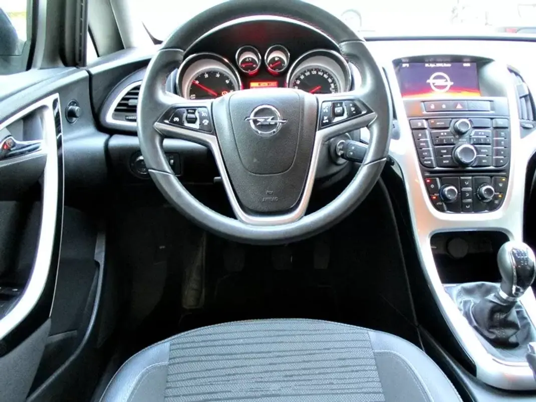 Opel Astra Sports Tourer 2016 - 7490 EUR, 250000 km - AUTO.MOTO.pt - 250000km - foto 14 de 49