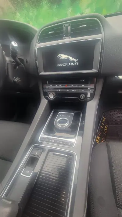 Jaguar F-Pace 2018 - 37990 EUR, 86000 km - AUTO.MOTO.pt - 86000km - foto 12 de 31