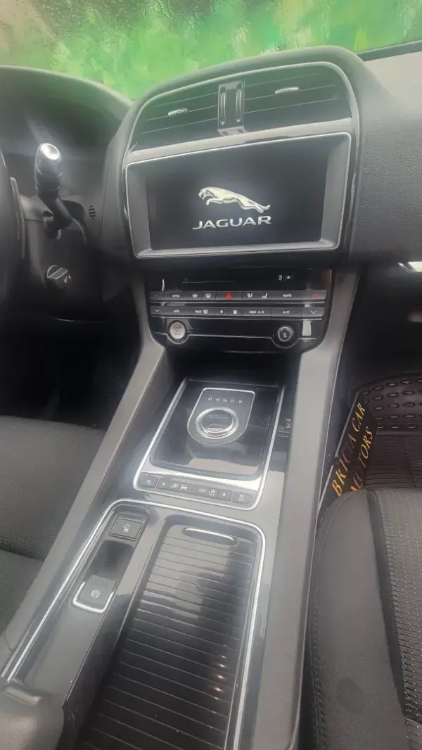 Jaguar F-Pace 2018 - 37990 EUR, 86000 km - AUTO.MOTO.pt - 86000km - foto 16 de 31
