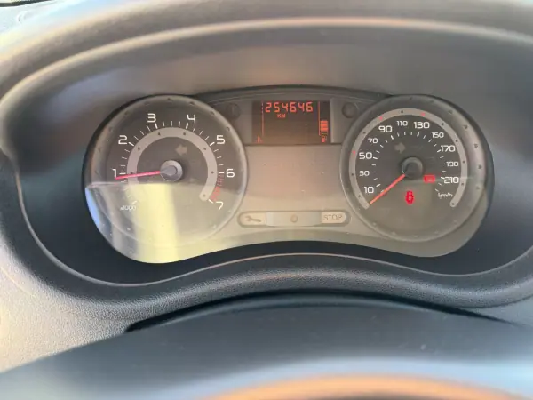Renault Clio 2006 - 3850 EUR, 254586 km - AUTO.MOTO.pt - 254586km - foto 11 de 19