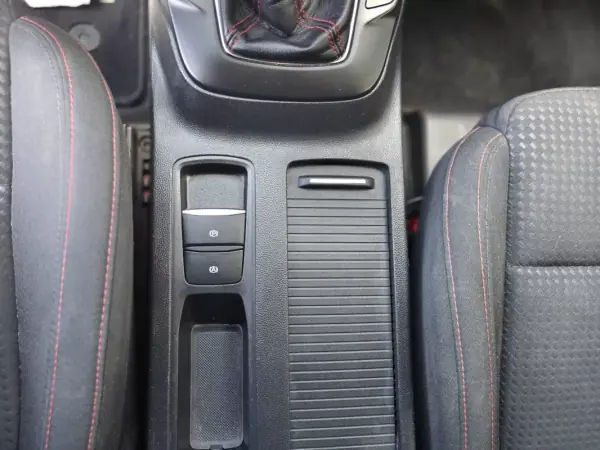 Ford Focus 2023 - 17750 EUR, 76000 km - AUTO.MOTO.pt - 76000km - foto 32 de 39