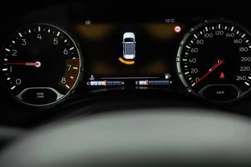 Jeep Renegade 2020 - 15999 EUR, 98800 km - AUTO.MOTO.pt - 98800km - foto 27 de 27