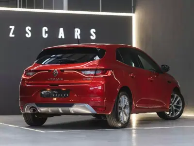 Renault Mégane 2017 - 15750 EUR, 110350 km - AUTO.MOTO.pt - 110350km - foto 11 de 17