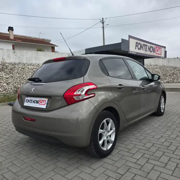 Peugeot 208 2012 - 7450 EUR, 127525 km - AUTO.MOTO.pt - 127525km - foto 3 de 16