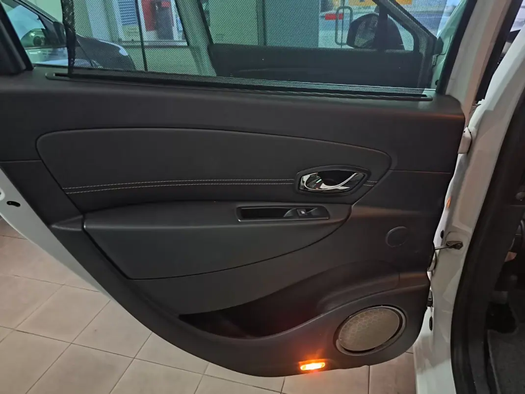 Renault Grand Scénic 2015 - 12990 EUR, 123000 km - AUTO.MOTO.pt - 123000km - foto 11 de 16