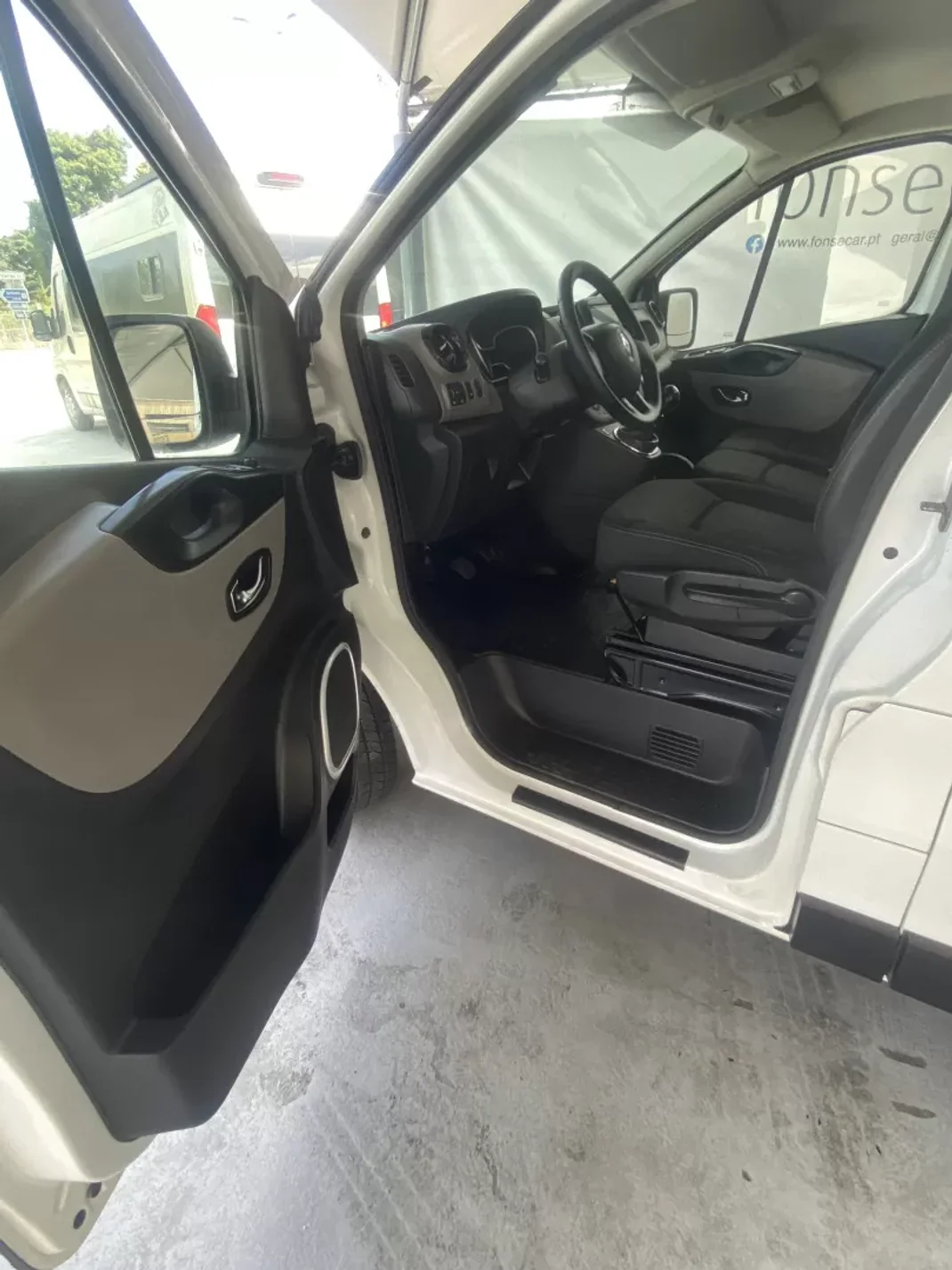 Renault TRAFIC 1.6 DCI GRAND COMFORT 2023 - 18990 EUR, 126881 km - AUTO.MOTO.pt - 126881km - foto 9 de 14