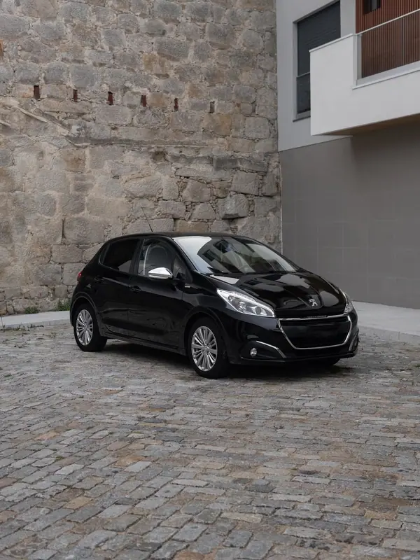 Peugeot 208 2018 - 7800 EUR, 199800 km - AUTO.MOTO.pt - 199800km - foto 7 de 8