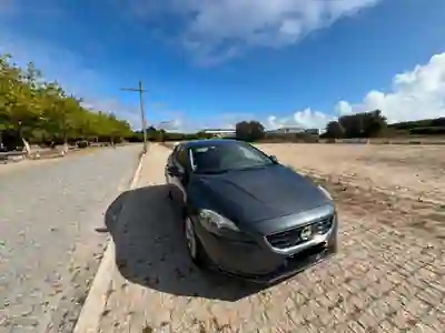 Volvo V40 2013 - 8500 EUR, 218850 km - AUTO.MOTO.pt - 218850km - foto 3 de 7