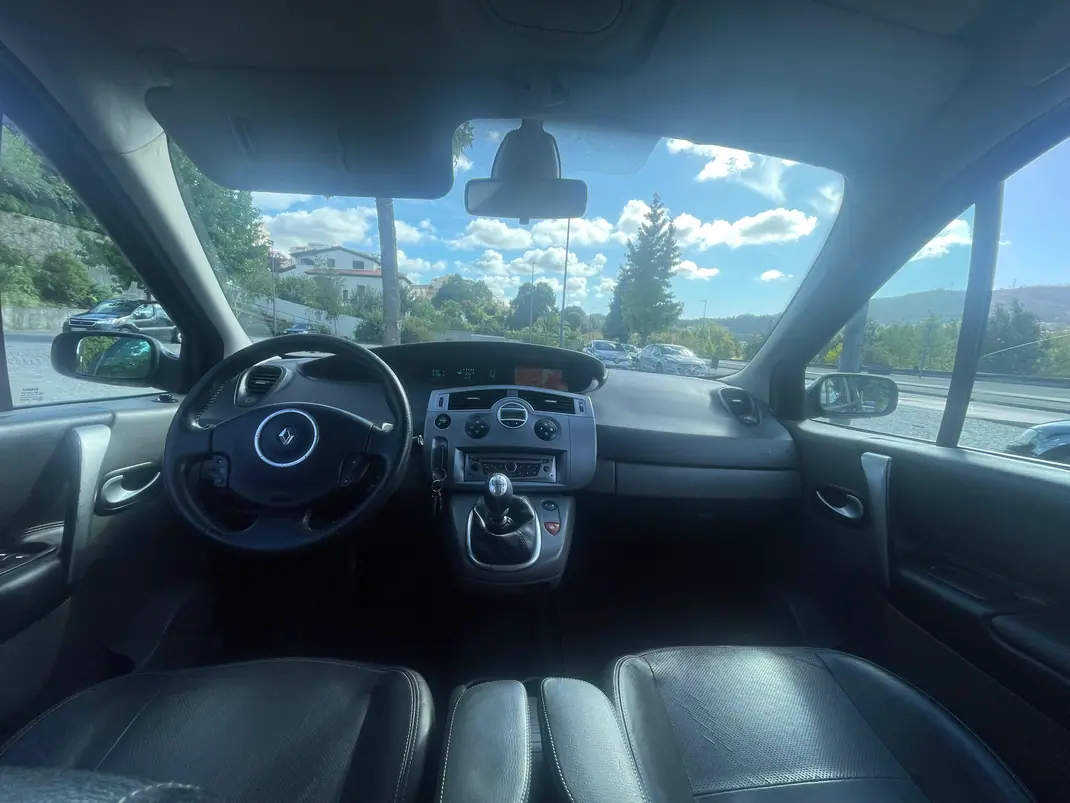 Renault Scénic 2009 - 4990 EUR, 245000 km - AUTO.MOTO.pt - 245000km - foto 9 de 13