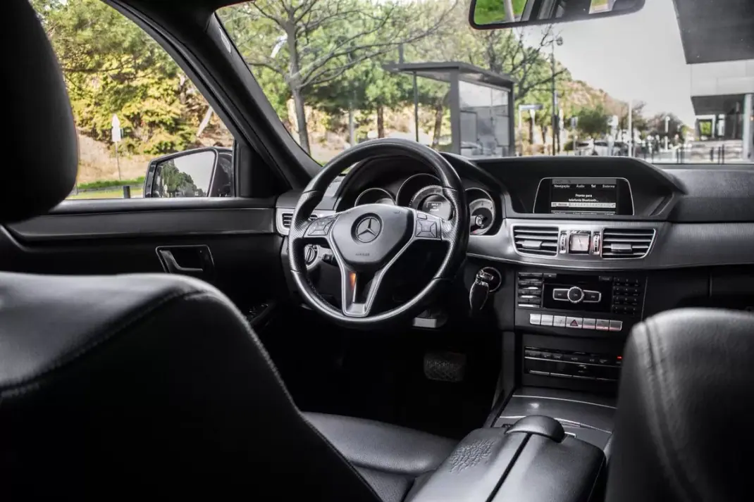 Mercedes-Benz E 300 2015 - 15990 EUR, 256669 km - AUTO.MOTO.pt - 256669km - foto 31 de 36