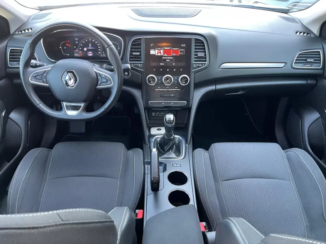 Renault Mégane Sport Tourer 2021 - 15900 EUR, 130000 km - AUTO.MOTO.pt - 130000km - foto 5 de 10