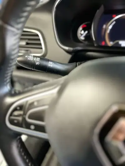 Renault Mégane 2019 - 14250 EUR, 135000 km - AUTO.MOTO.pt - 135000km - foto 17 de 36