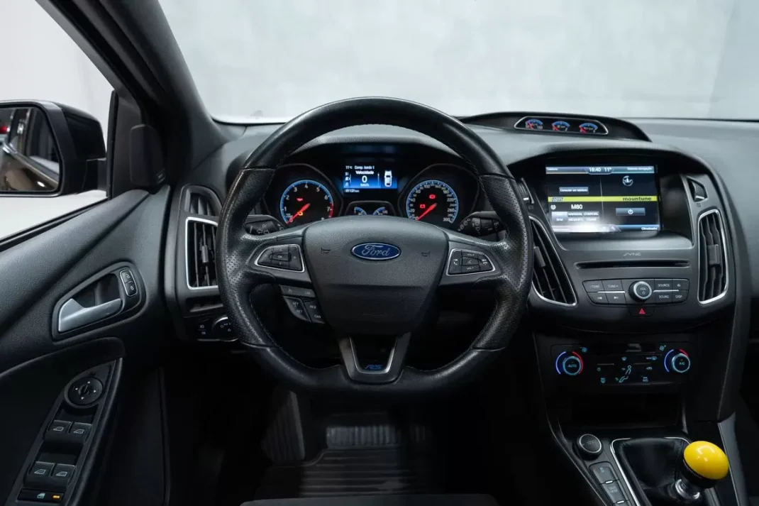 Ford Focus 2016 - 42950 EUR, 61000 km - AUTO.MOTO.pt - 61000km - foto 24 de 49