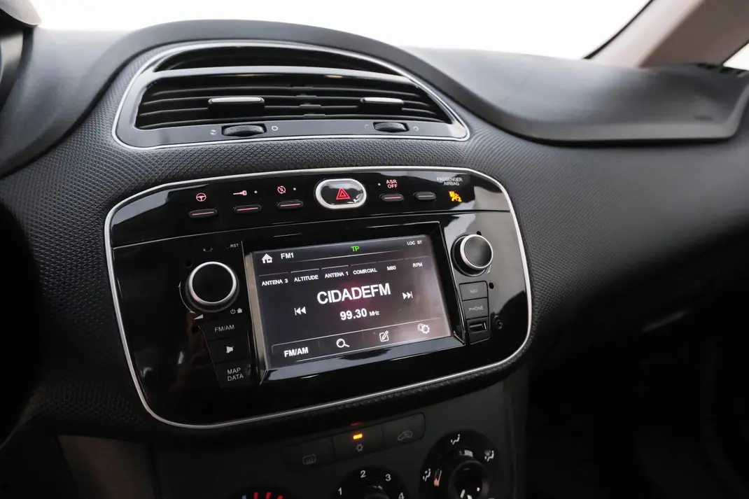 Fiat Punto 2018 - 7800 EUR, 77000 km - AUTO.MOTO.pt - 77000km - foto 2 de 5