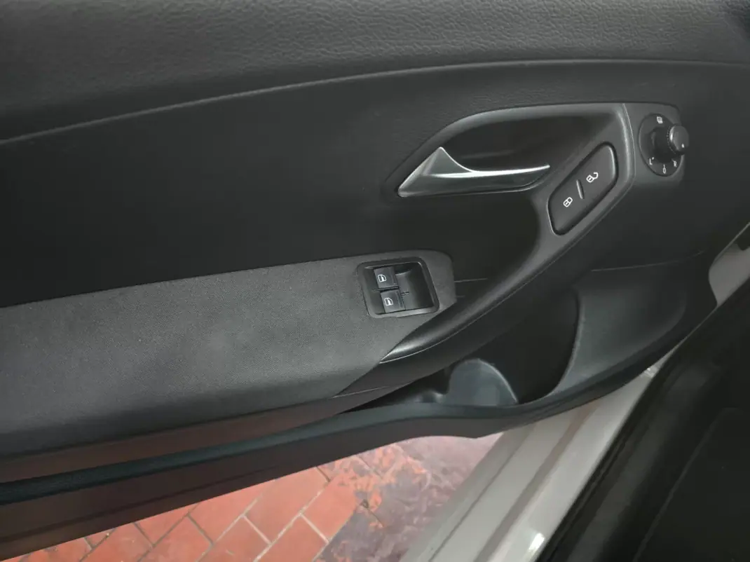 VW Polo 1.2 TDi Van 2013 - 5750 EUR, 269000 km - AUTO.MOTO.pt - 269000km - foto 7 de 17