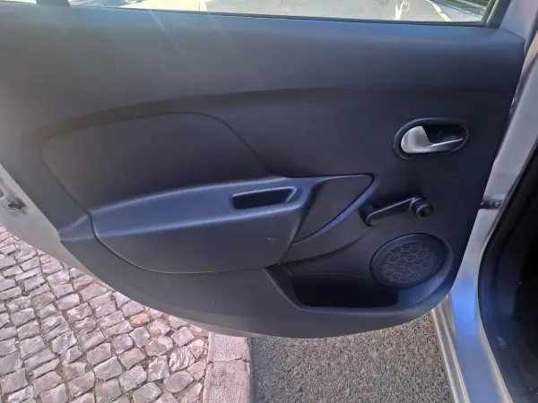 Dacia Sandero 2018 - 8500 EUR, 155000 km - AUTO.MOTO.pt - 155000km - foto 15 de 22