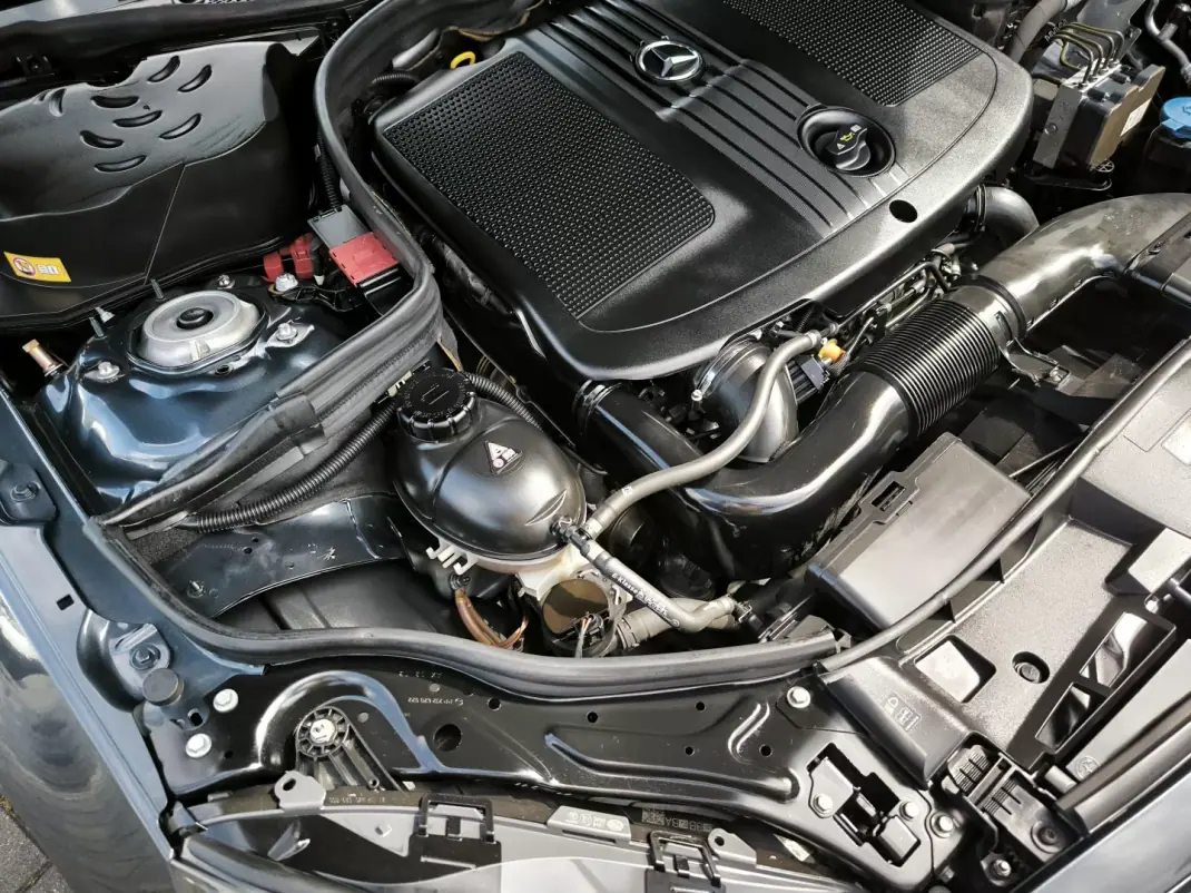 Mercedes-Benz E 250 2013 - 12950 EUR, 369000 km - AUTO.MOTO.pt - 369000km - foto 39 de 41