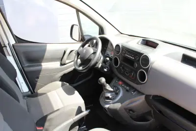 Peugeot Partner 1.6 Blue-HDi Confort L1 2018 - 10000 EUR, 235830 km - AUTO.MOTO.pt - 235830km - foto 12 de 17