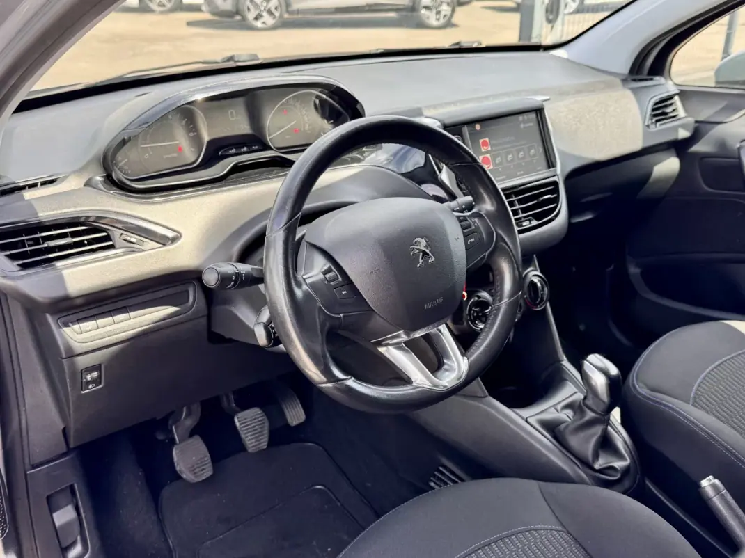 Peugeot 208 2019 - 11990 EUR, 53000 km - AUTO.MOTO.pt - 53000km - foto 8 de 19