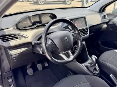 Peugeot 208 2019 - 11990 EUR, 53000 km - AUTO.MOTO.pt - 53000km - foto 8 de 19