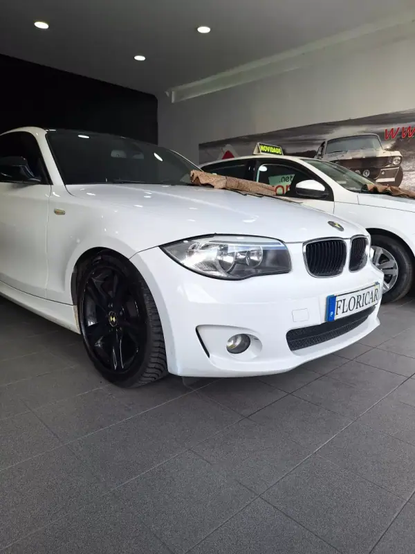 BMW 118 2011 - 11900 EUR, 243000 km - AUTO.MOTO.pt - 243000km - foto 15 de 22